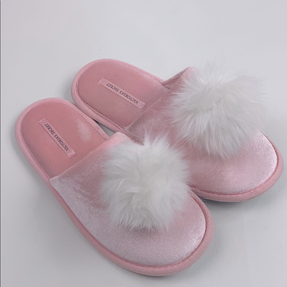 Victoria's Secret pink Blush Slippers Fluffy White Pom Poms Size Medium NEW
